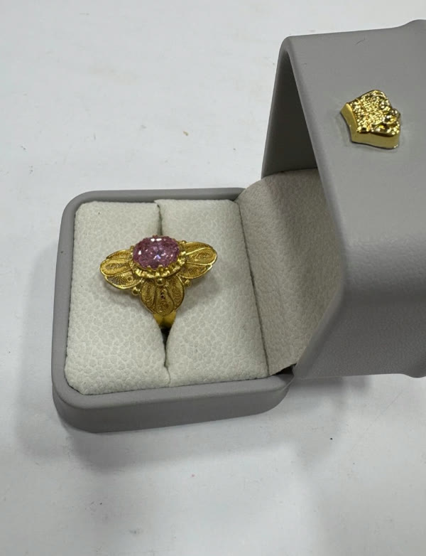 Anillo de filigrana con piedra rosa en estuche gris