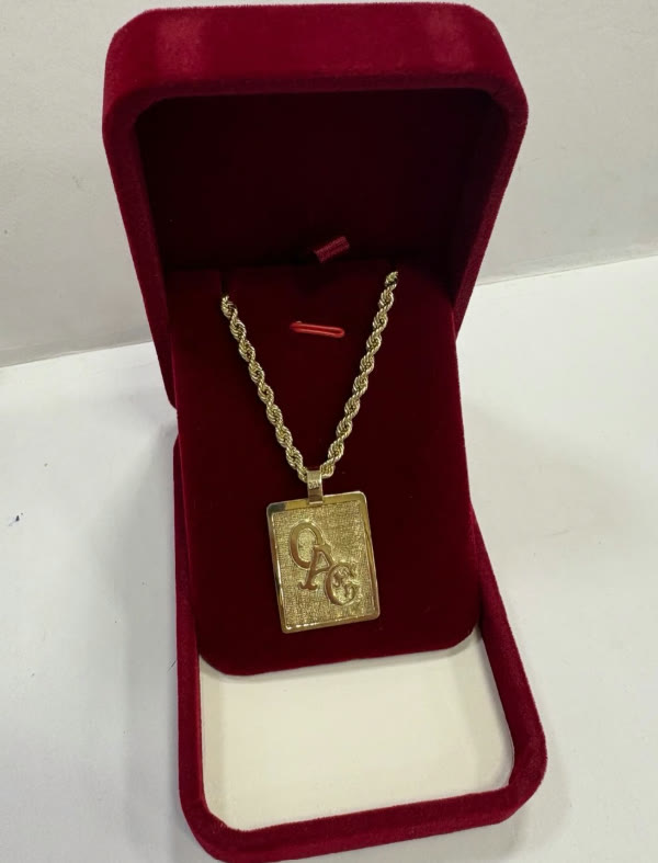 Cadena con dije rectangular grabado, en estuche rojo
