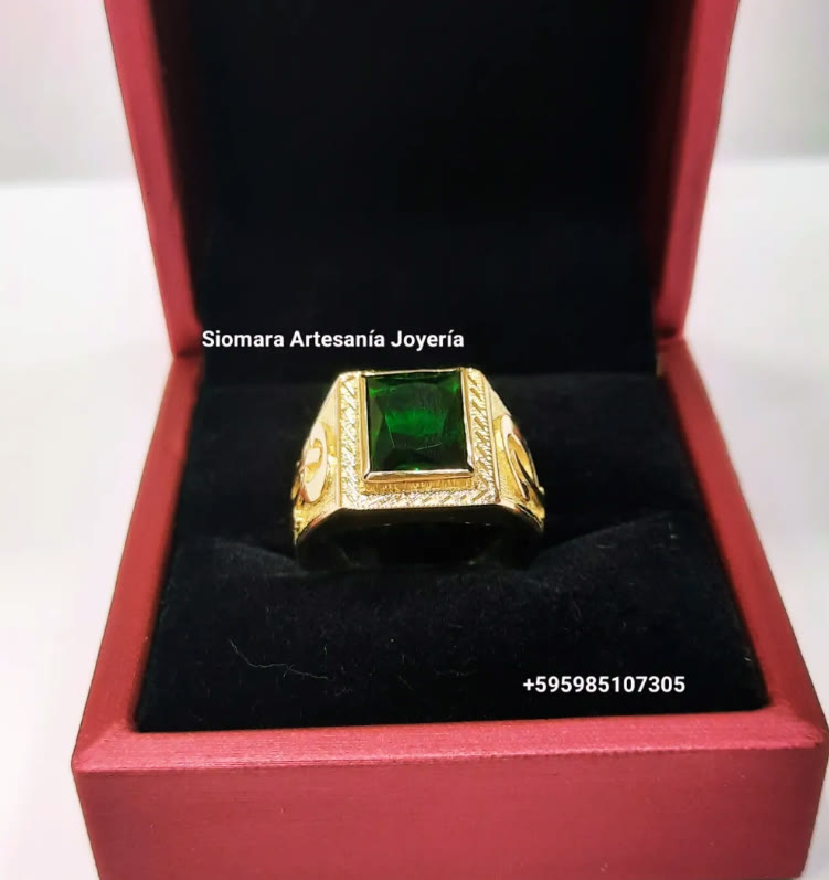 Anillo con piedra verde en estuche rojo