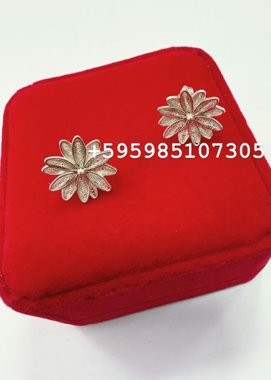 Aros con forma de flor en filigrana, sobre estuche rojo