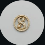 Logo de Siomara Artesanía Joyería: una S dorada con piedras